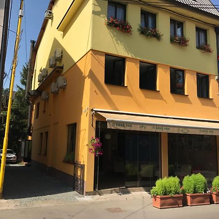 Heartland City B&B 图兹拉 外观 照片
