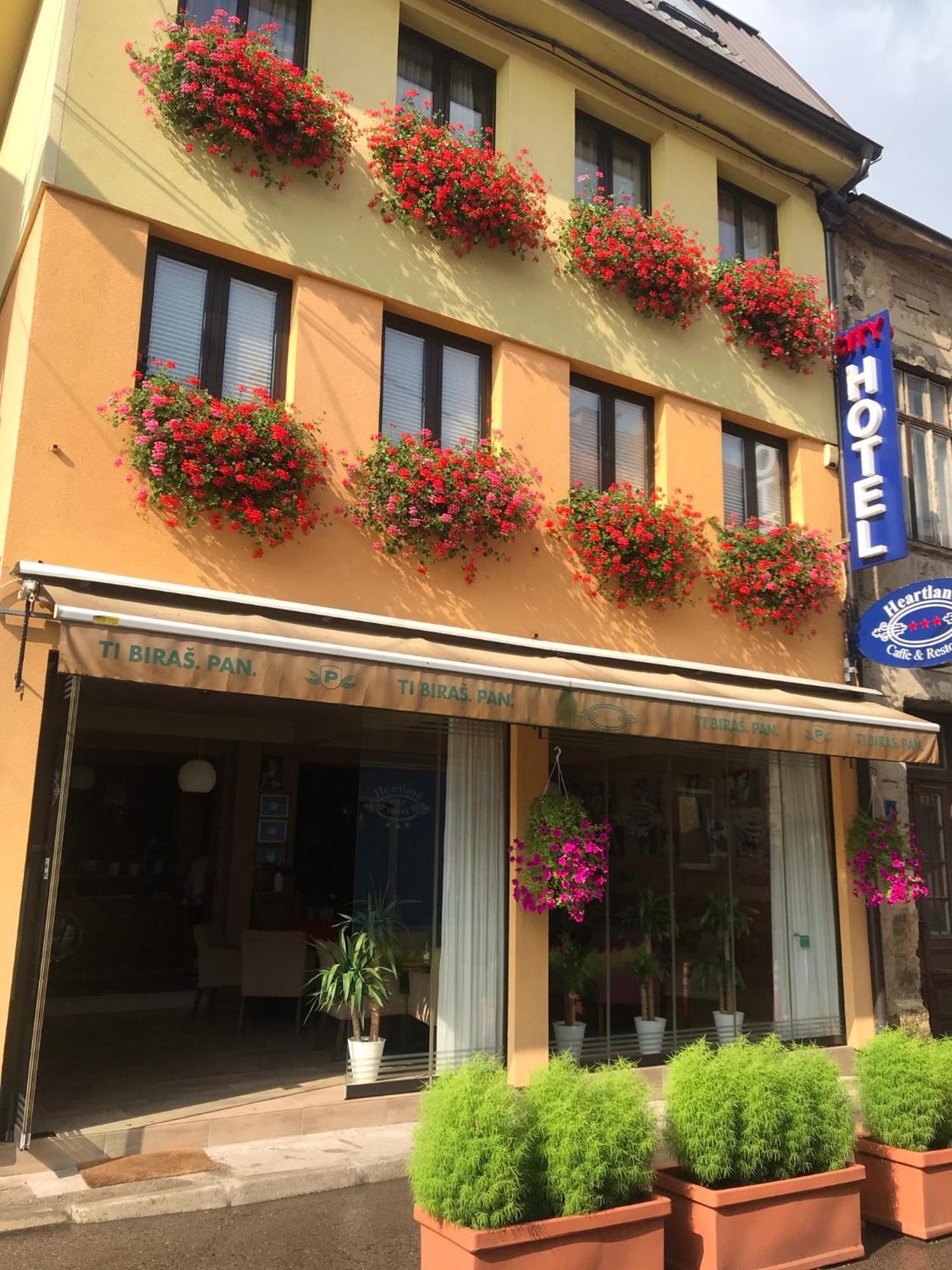 Heartland City B&B 图兹拉 外观 照片